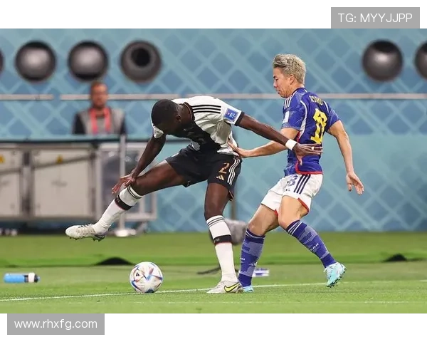 足球场上高抬腿如风奔跑的球星们展现速度与力量的完美结合