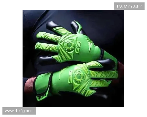 足球明星赠送守门员手套温暖小女孩梦想时刻感动全场 足球明星赠送守门员手套温暖小女孩梦想时刻感动全场